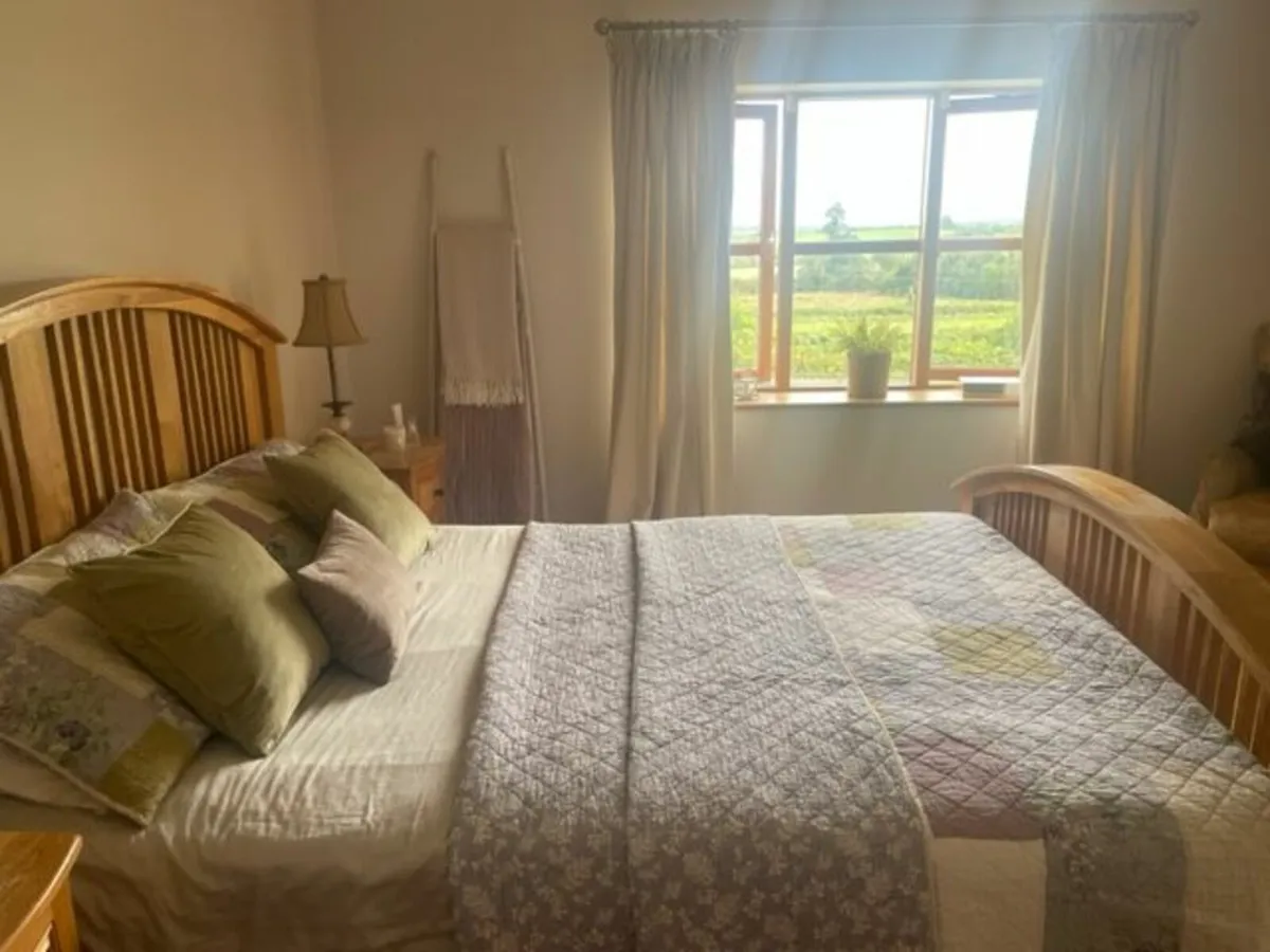 Quilt & Curtains - Image 1