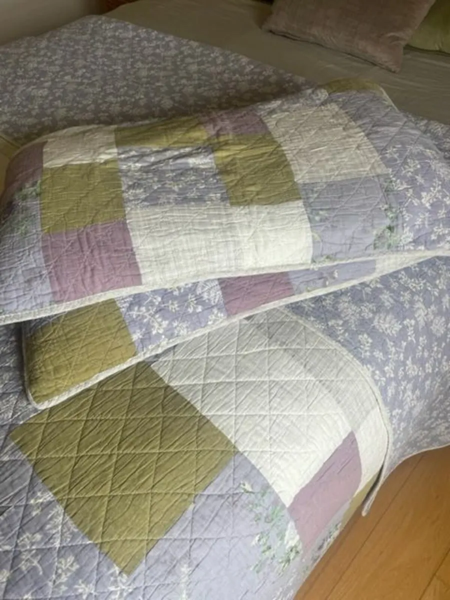 Quilt & Curtains - Image 2