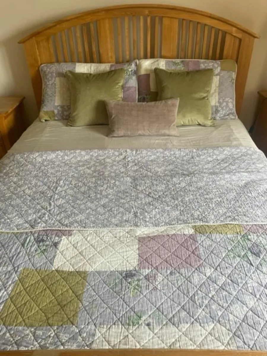 Quilt & Curtains - Image 3
