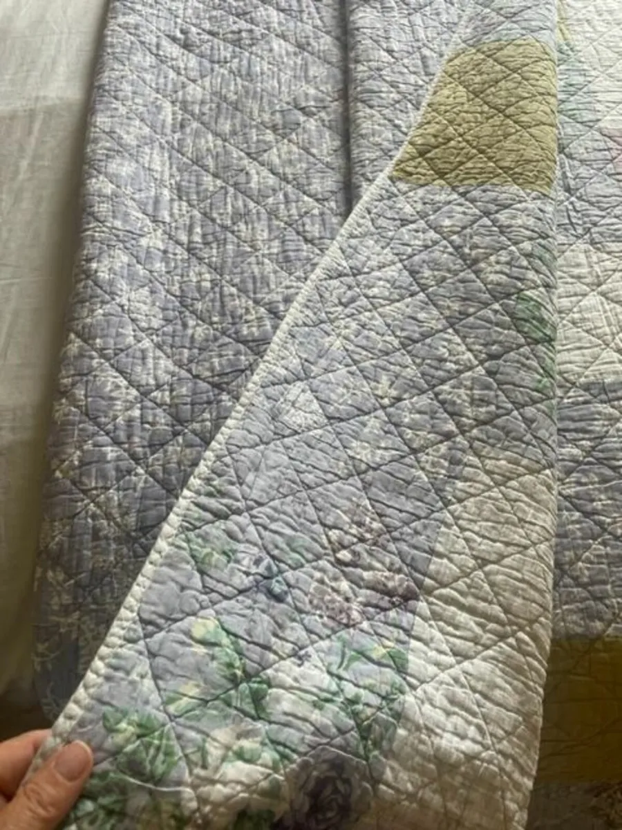 Quilt & Curtains - Image 4