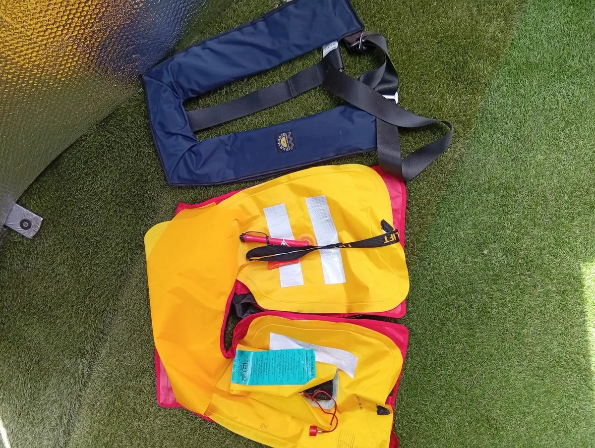 Quality Automatic Life jackets vests - Image 1