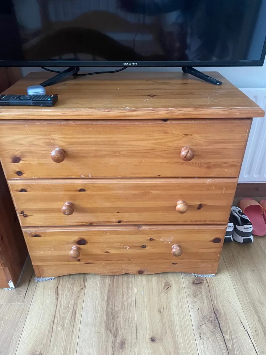Pine 3 drawer chest of drawers - Image 1