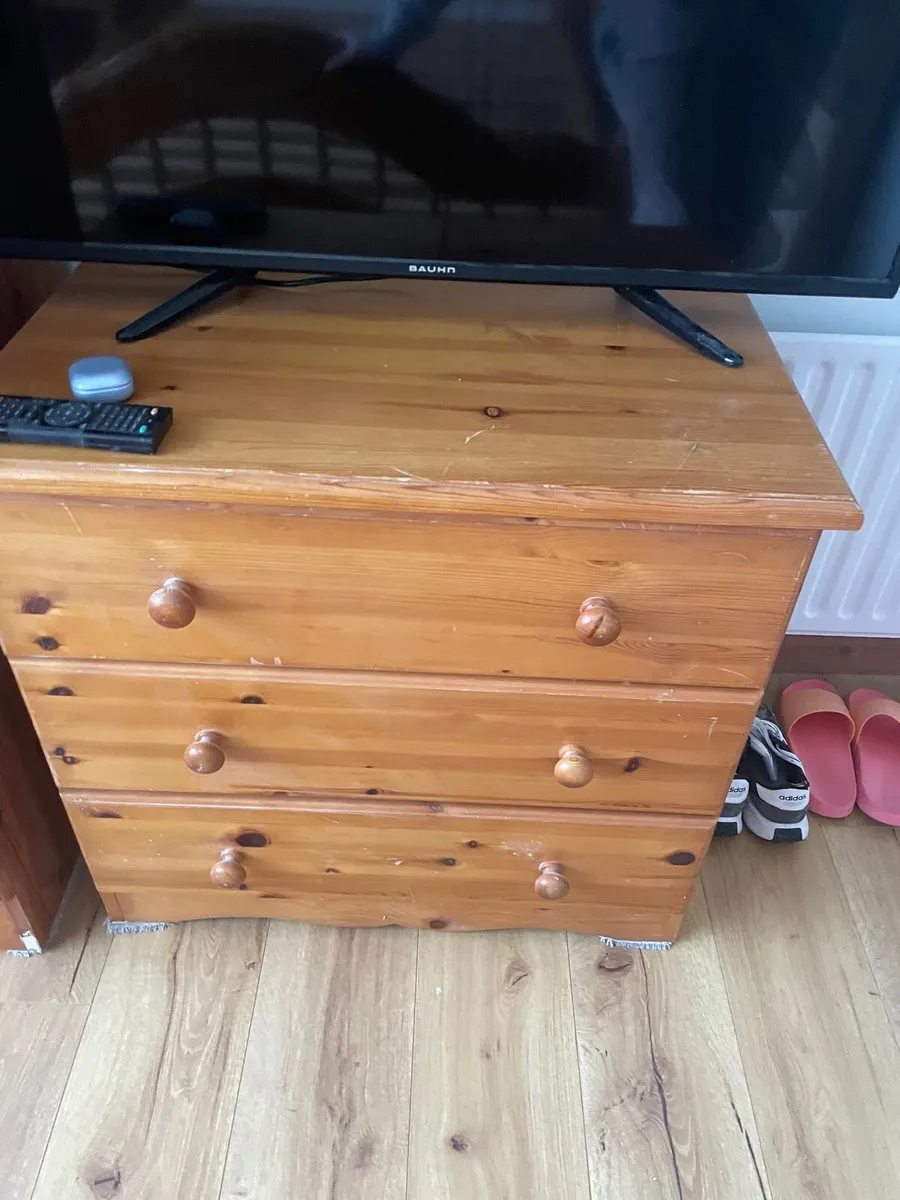 Pine 3 drawer chest of drawers - Image 2