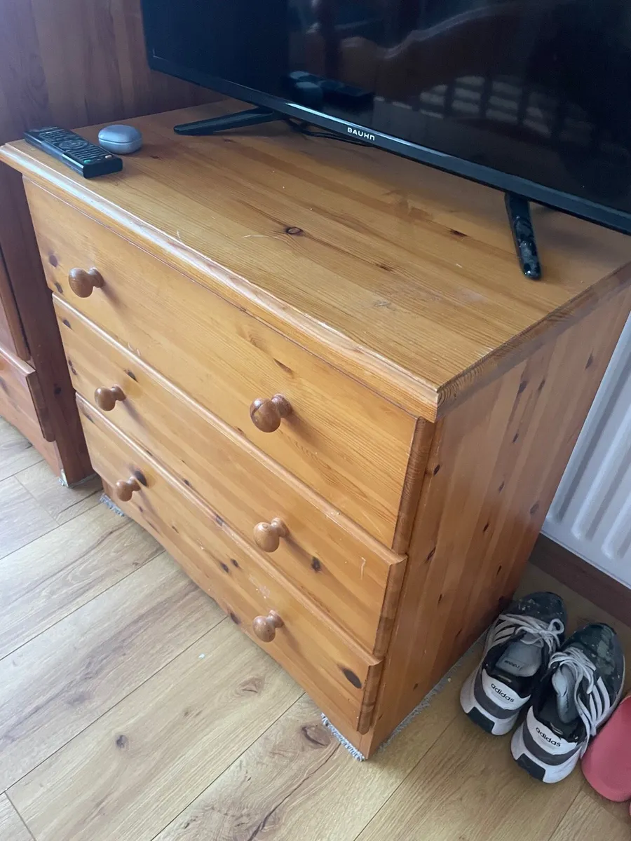 Pine 3 drawer chest of drawers - Image 4