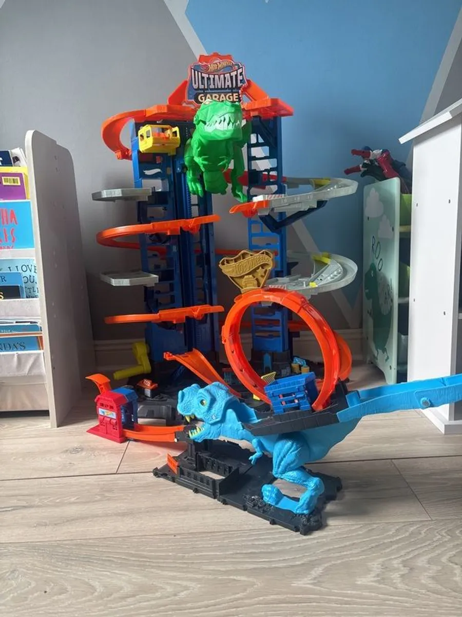Hotwheels Ultimate Dinosaur Garage & T-Rex launcher loop toy - Image 1