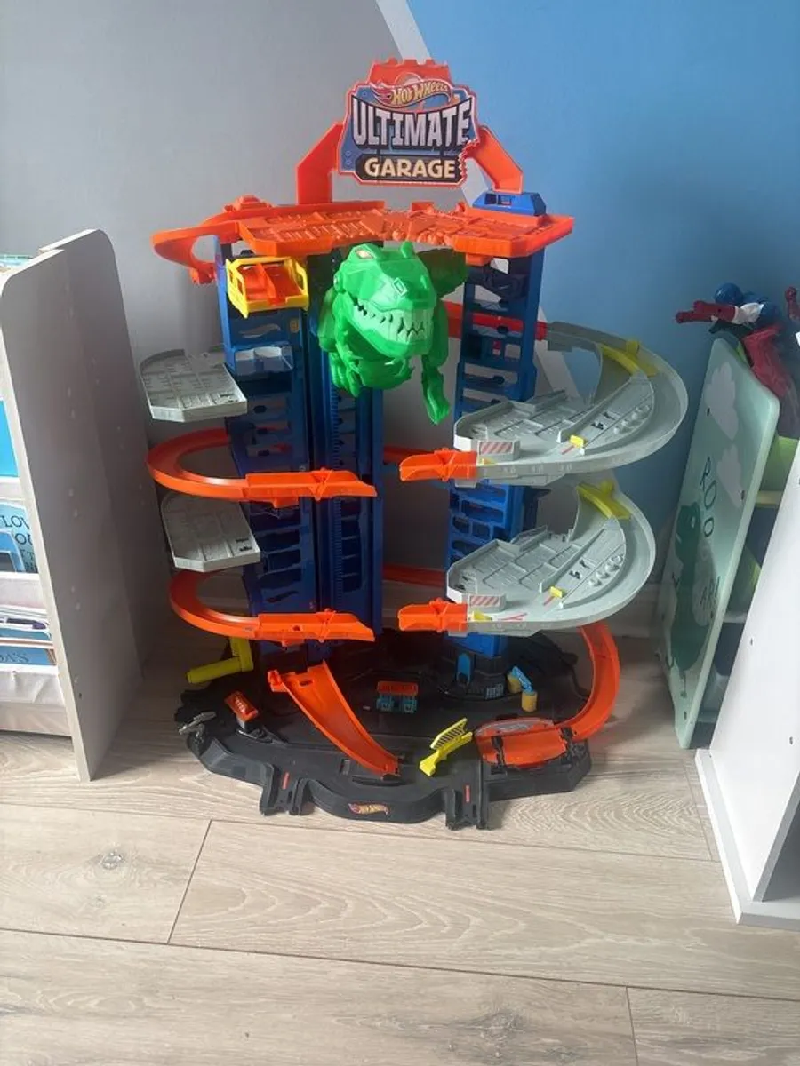 Hotwheels Ultimate Dinosaur Garage & T-Rex launcher loop toy - Image 3