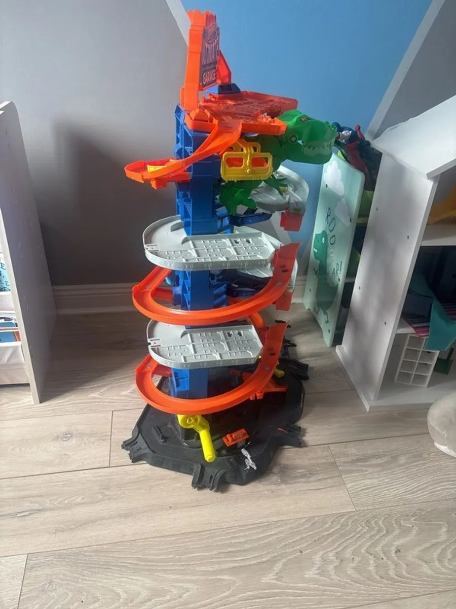 Hotwheels Ultimate Dinosaur Garage & T-Rex launcher loop toy - Image 4