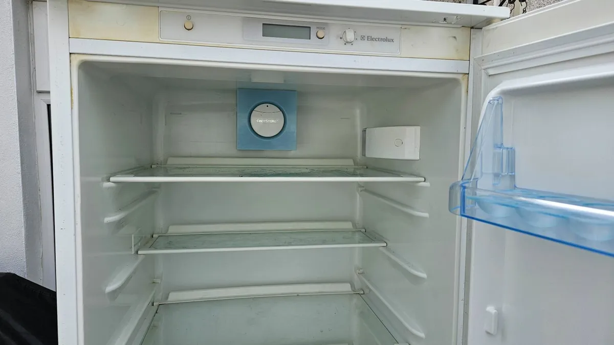 Integrated fridge - Image 2