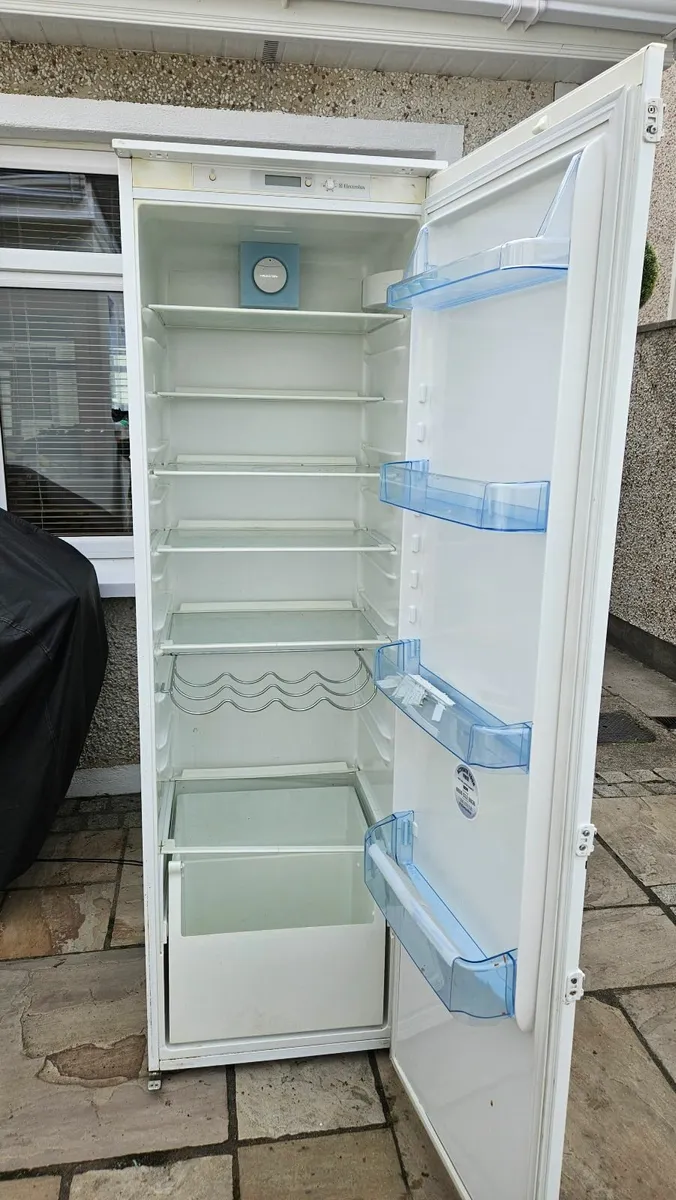 Integrated fridge - Image 1