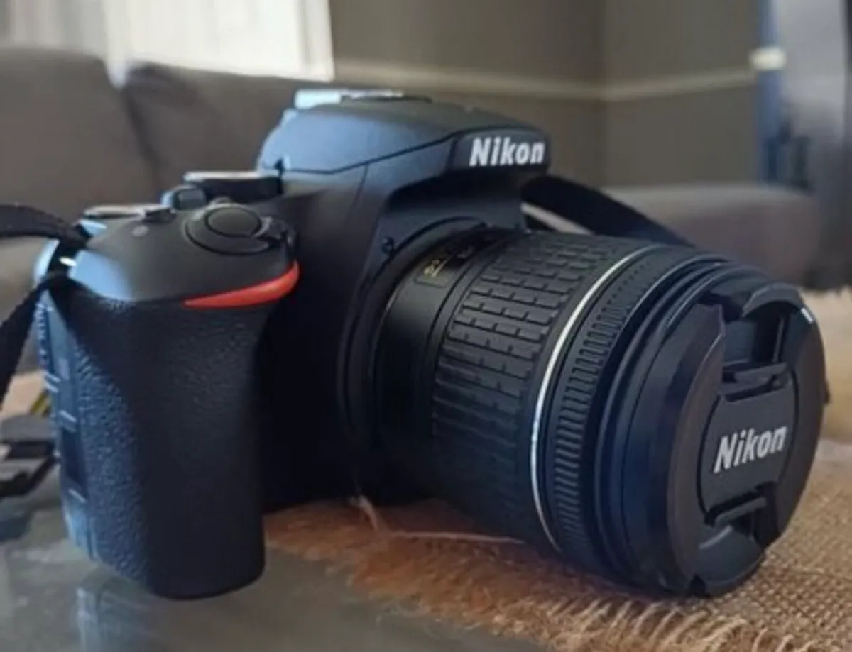 Nikon DSLR 5600 with lens and accessories - mint - Image 4