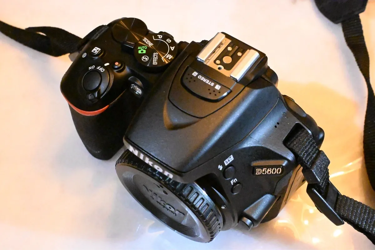 Nikon DSLR 5600 with lens and accessories - mint - Image 1