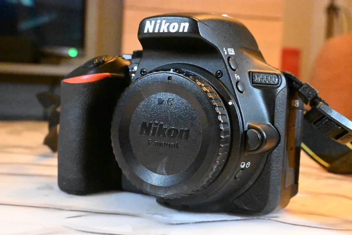 Nikon DSLR 5600 with lens and accessories - mint - Image 2