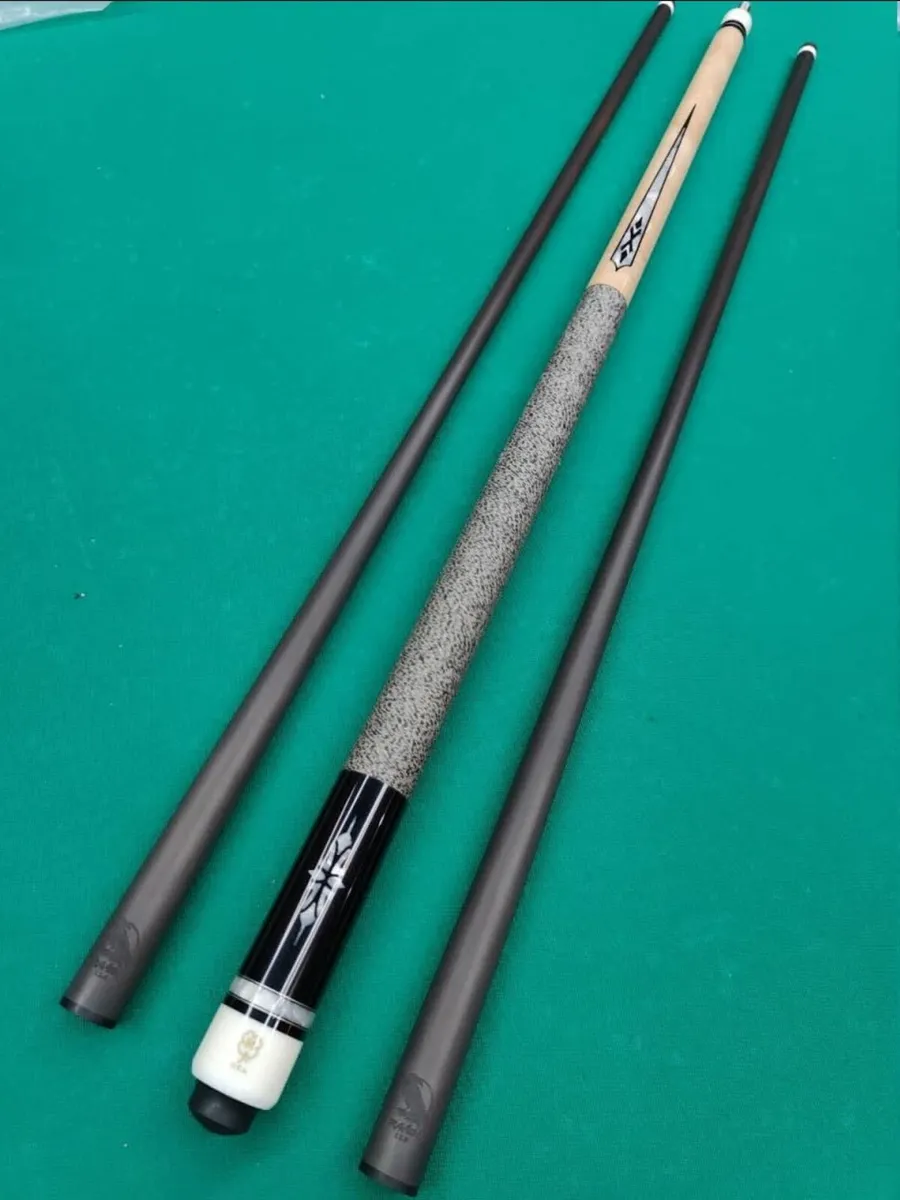 McDermott G323 pool Cue With Carbon Fiber Shafts - Image 1