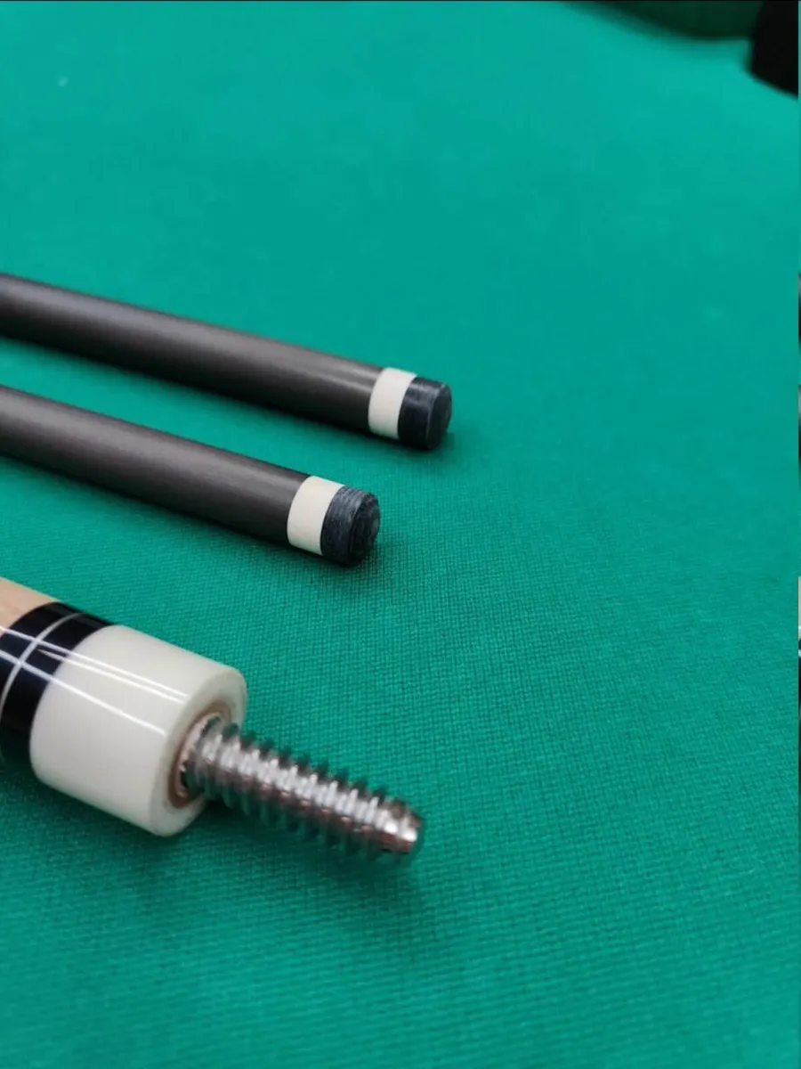 McDermott G323 pool Cue With Carbon Fiber Shafts - Image 4