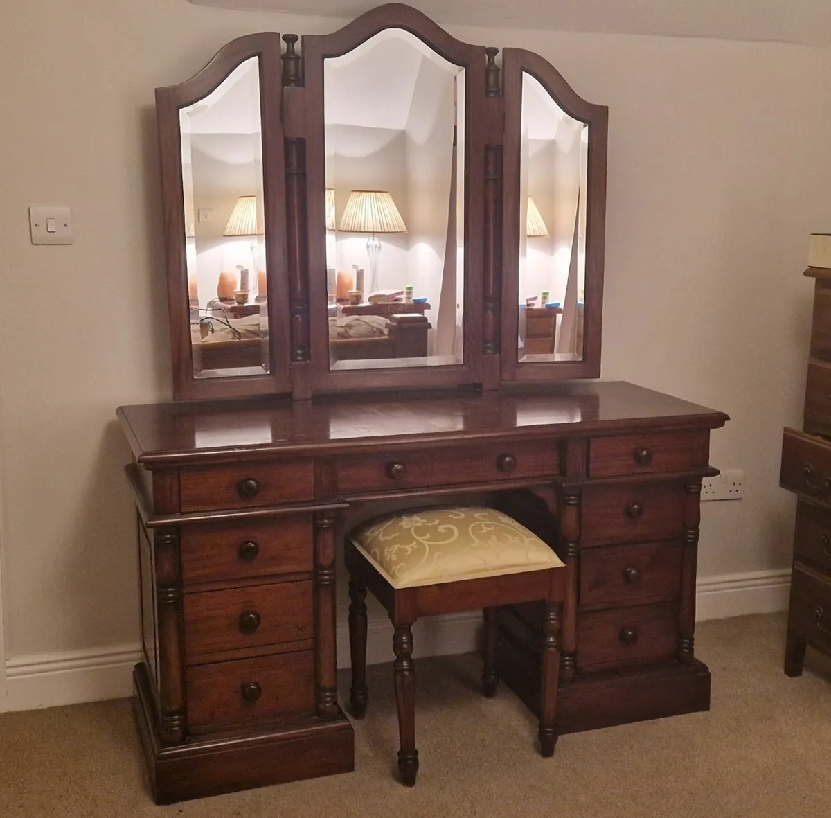 Vanity table / dressing table - Image 1