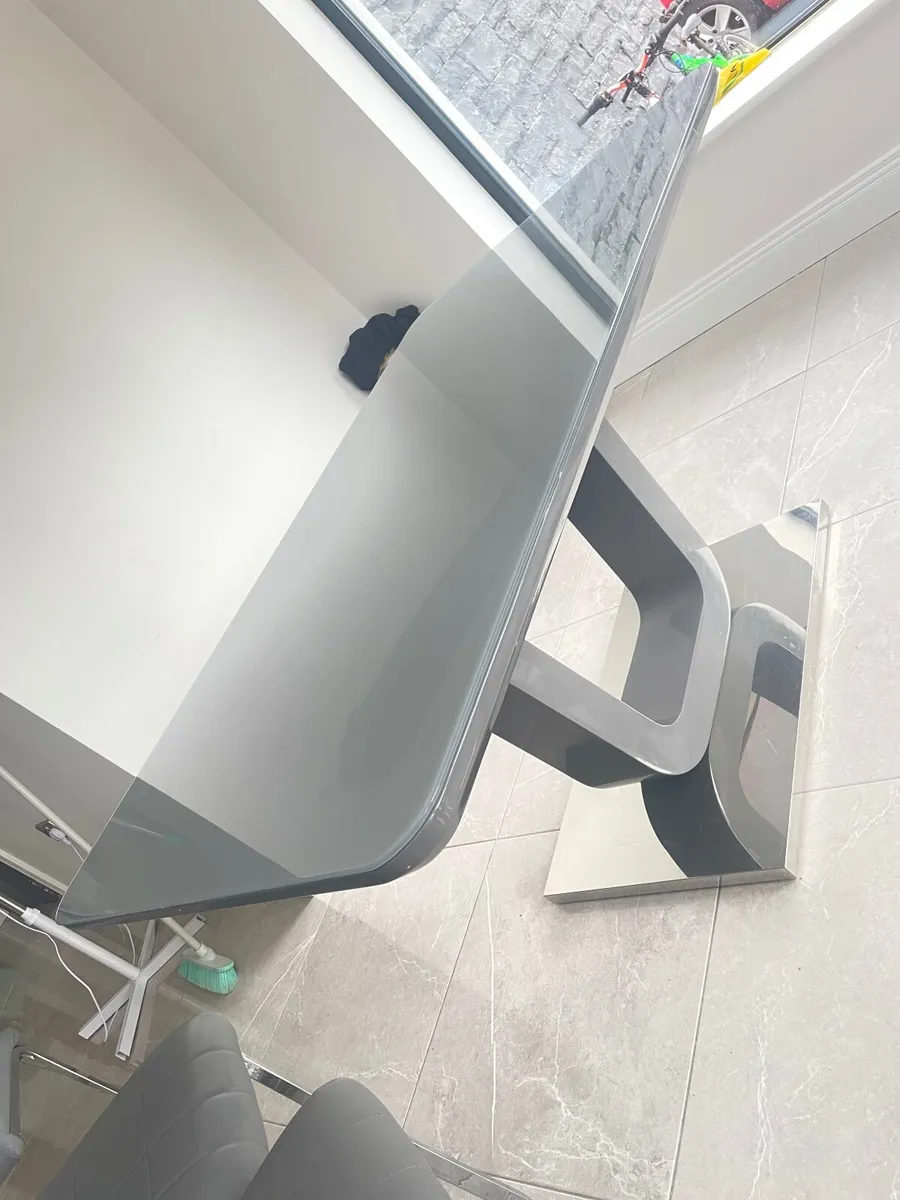 Dinning table - Image 1