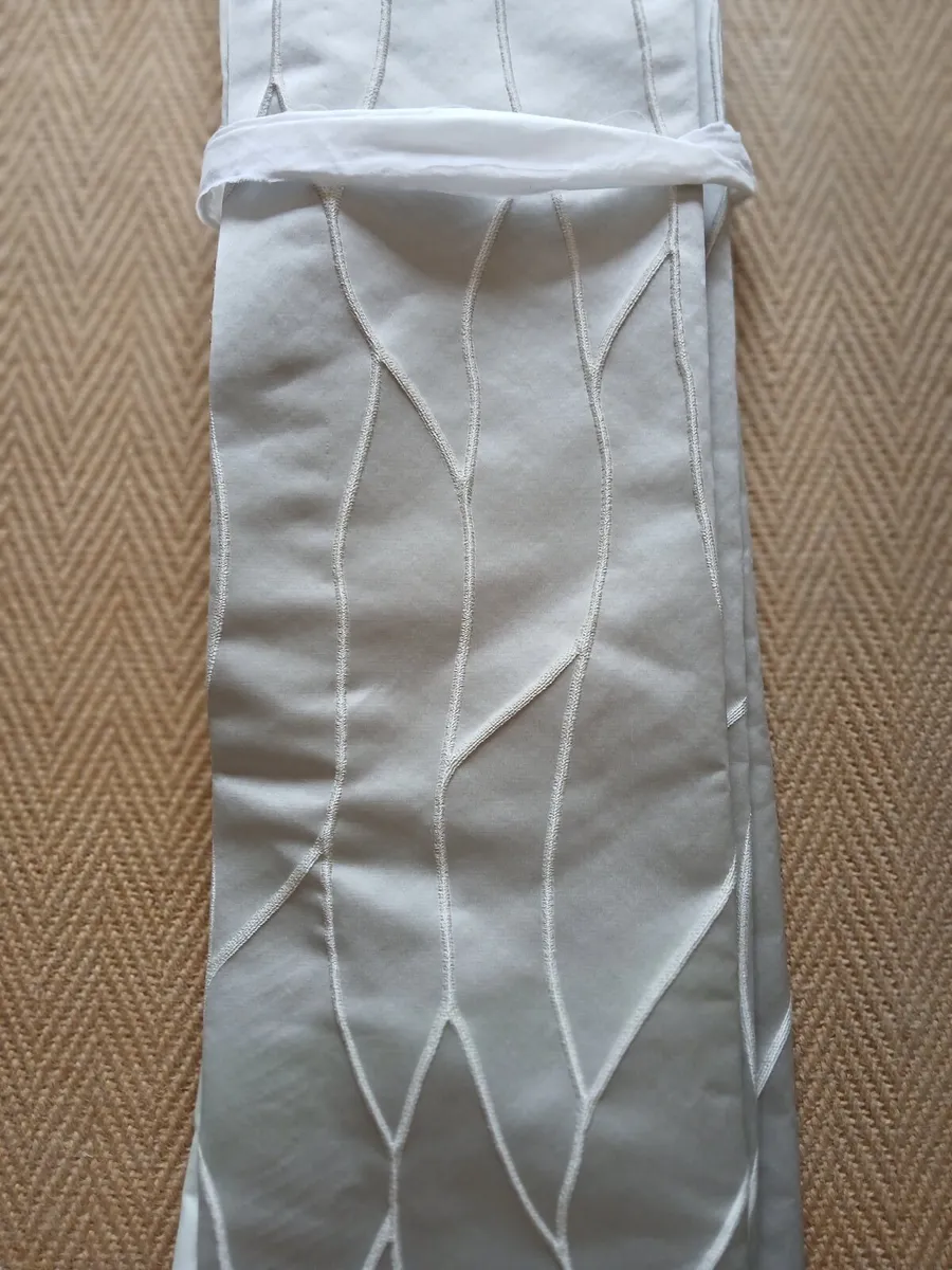 Curtains & curtain poles - Image 1