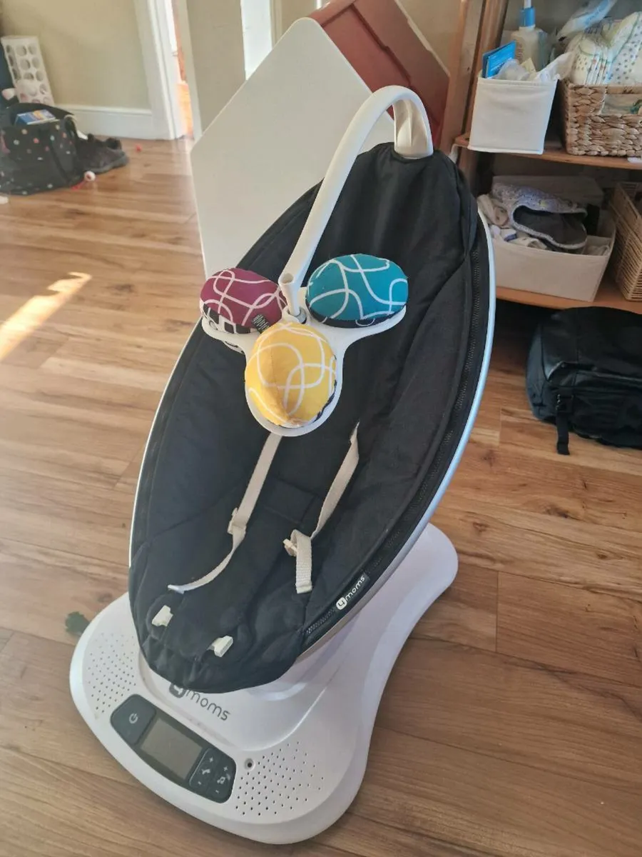 4moms mamaroo4 swinging baby chair - Image 1