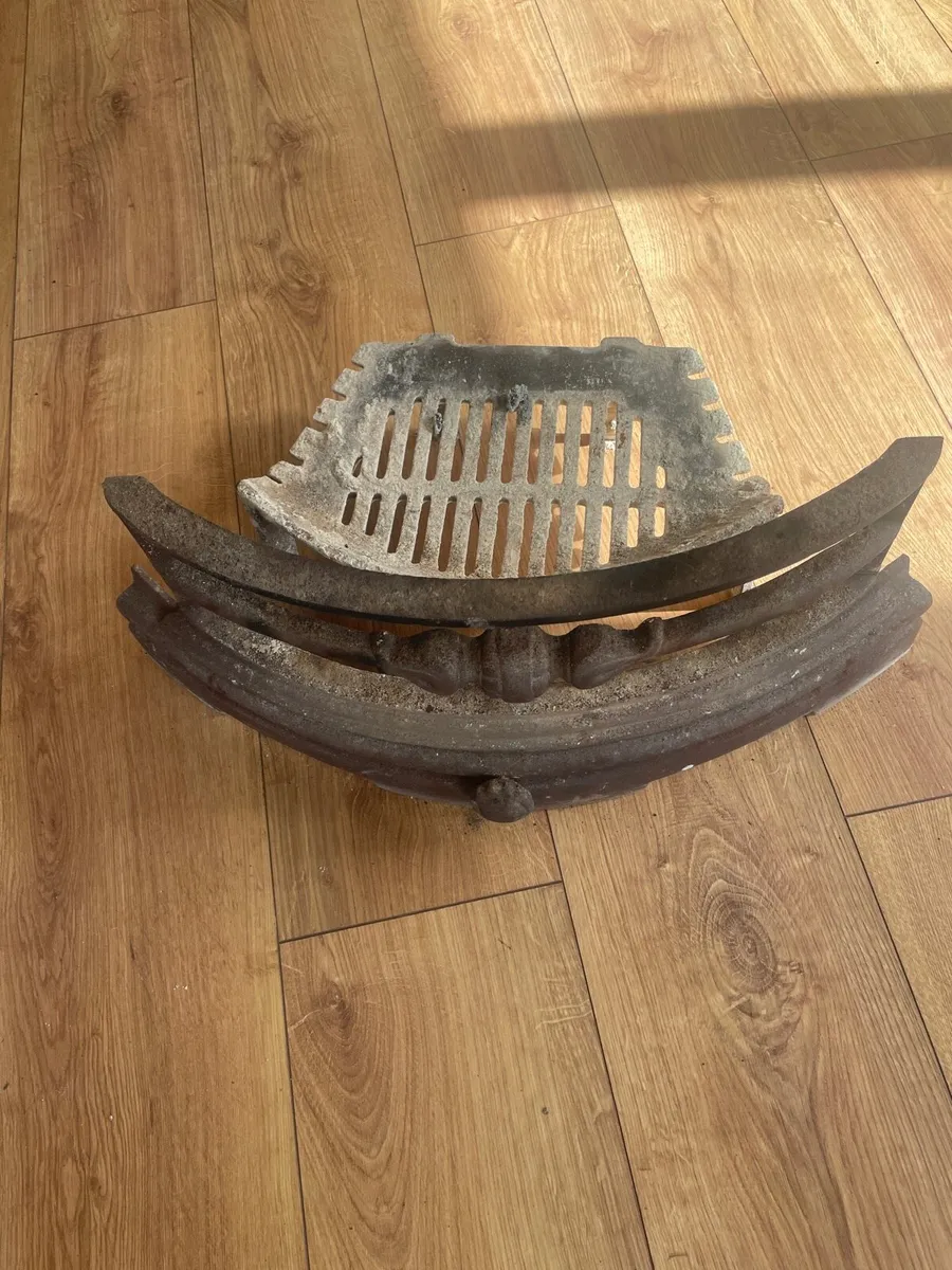 Fire grate and front - Image 1