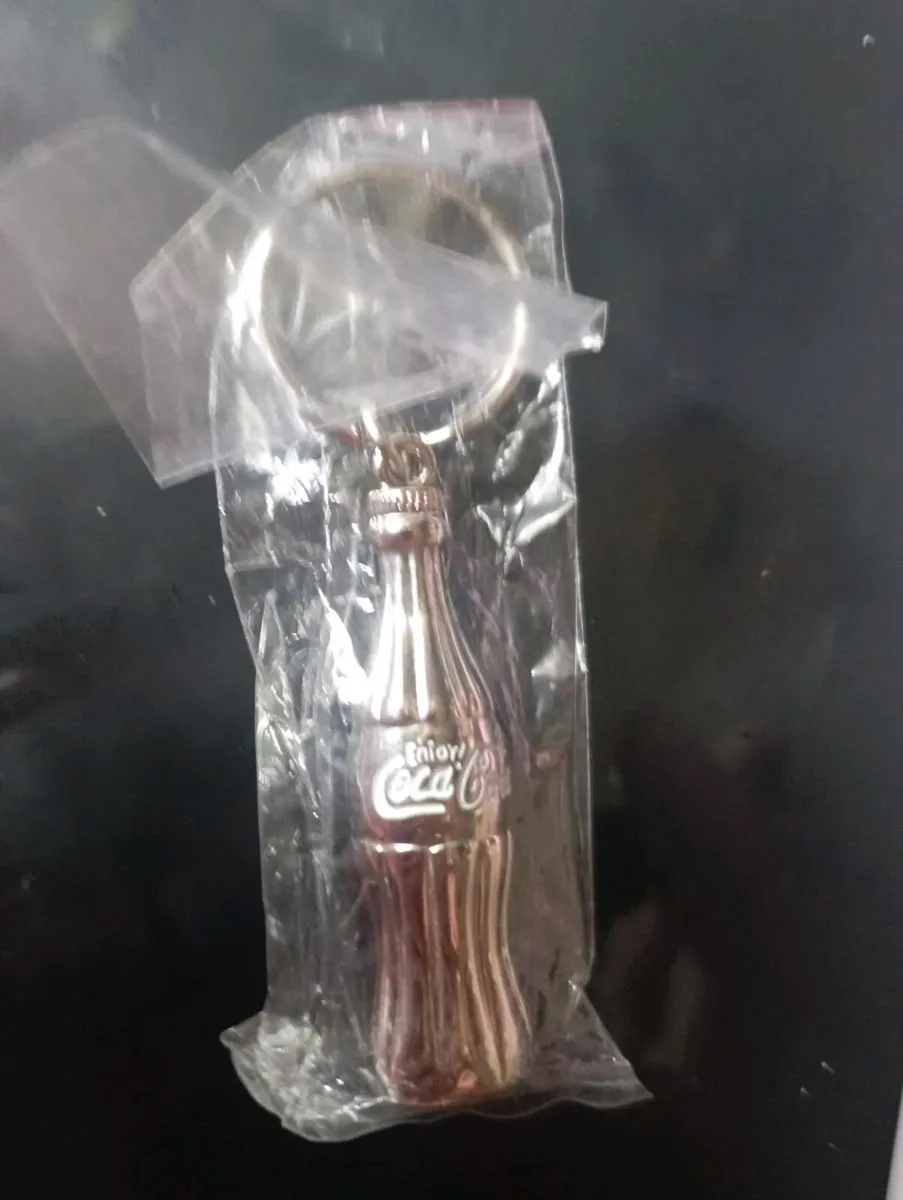 VINTAGE COCA COLA METAL  BOTTLE KEYCHAIN 3D - Image 1