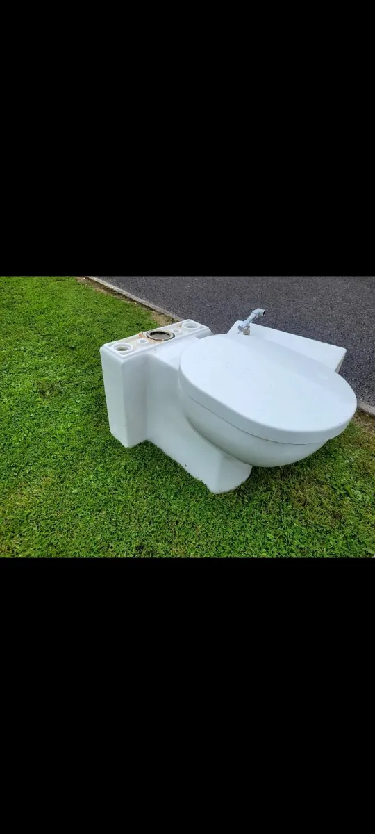 Villeroy & boch toilet and basin - Image 4