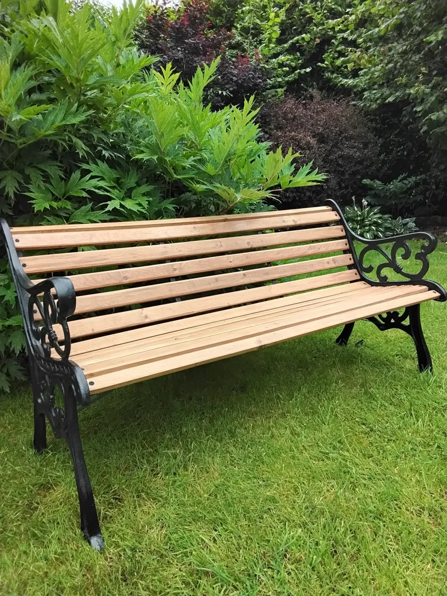 Cast iron and oak garden bench - Image 1