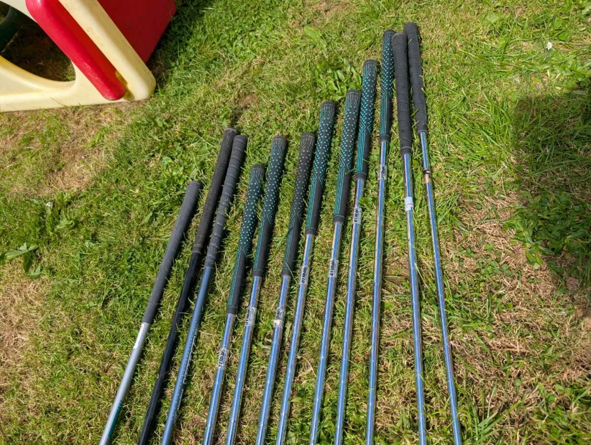 Set of adult Golf clubs & putter - Image 2