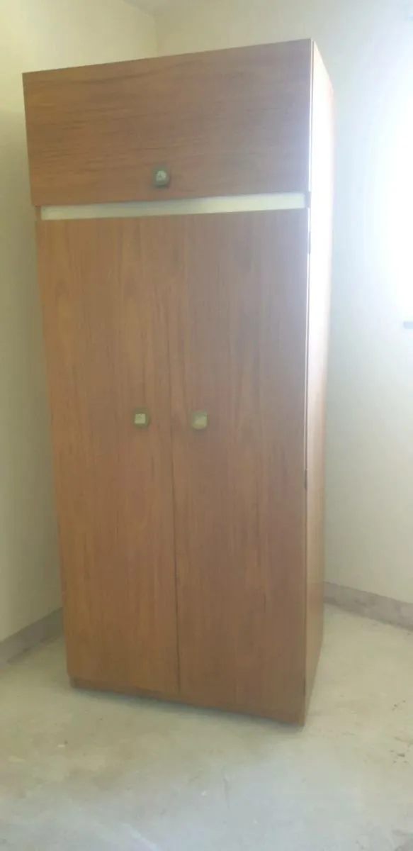 3 piece suite . Plus two wardrobes - Image 4