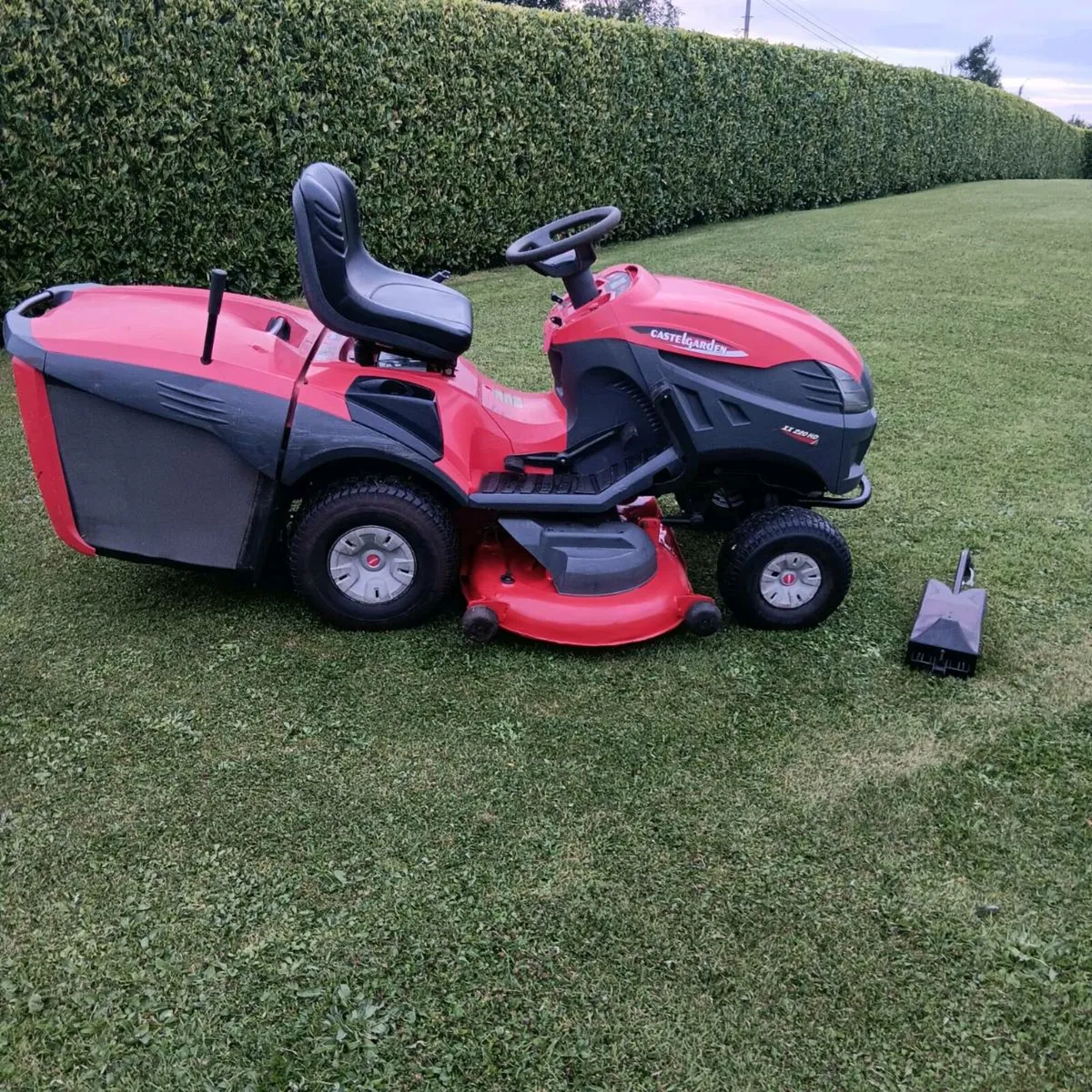 Castlegarden 22hp twin cylinder with 48" deck - Image 3