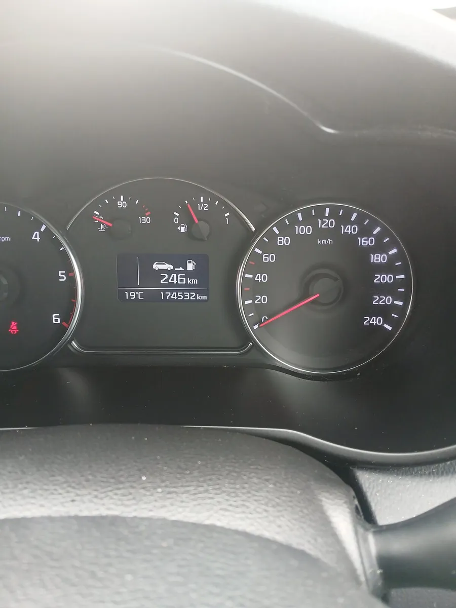 Kia Carens 2014 - Image 4