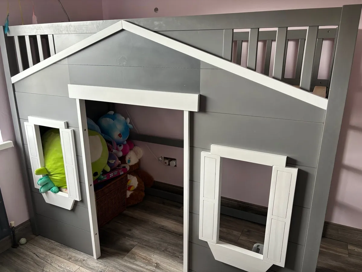Playhouse bunk bed - Image 1
