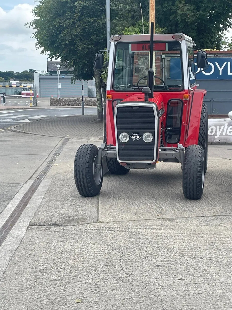 Massey Ferguson 550 - Image 1