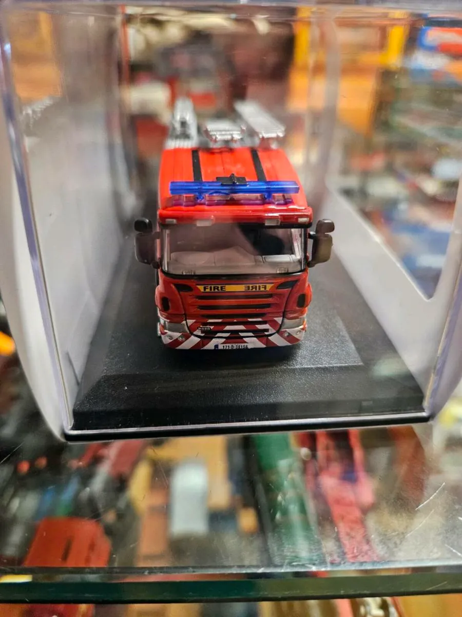 Corgi Oxford Dublin Fire Engine - Image 3
