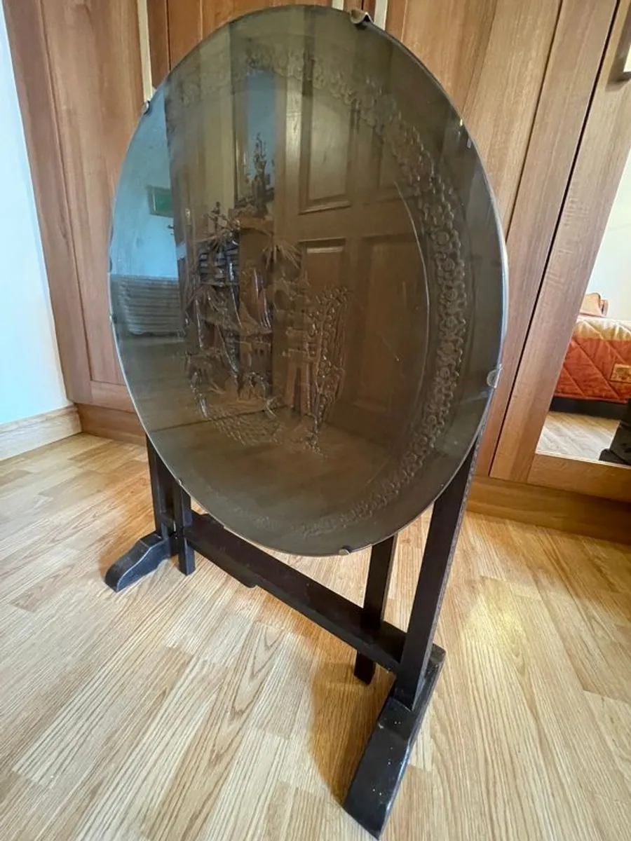 Foldable round table / coffee table with beautifull  carvings - Image 3