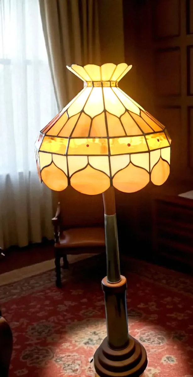 Exceptional brass and wood floor lamp - Image 1