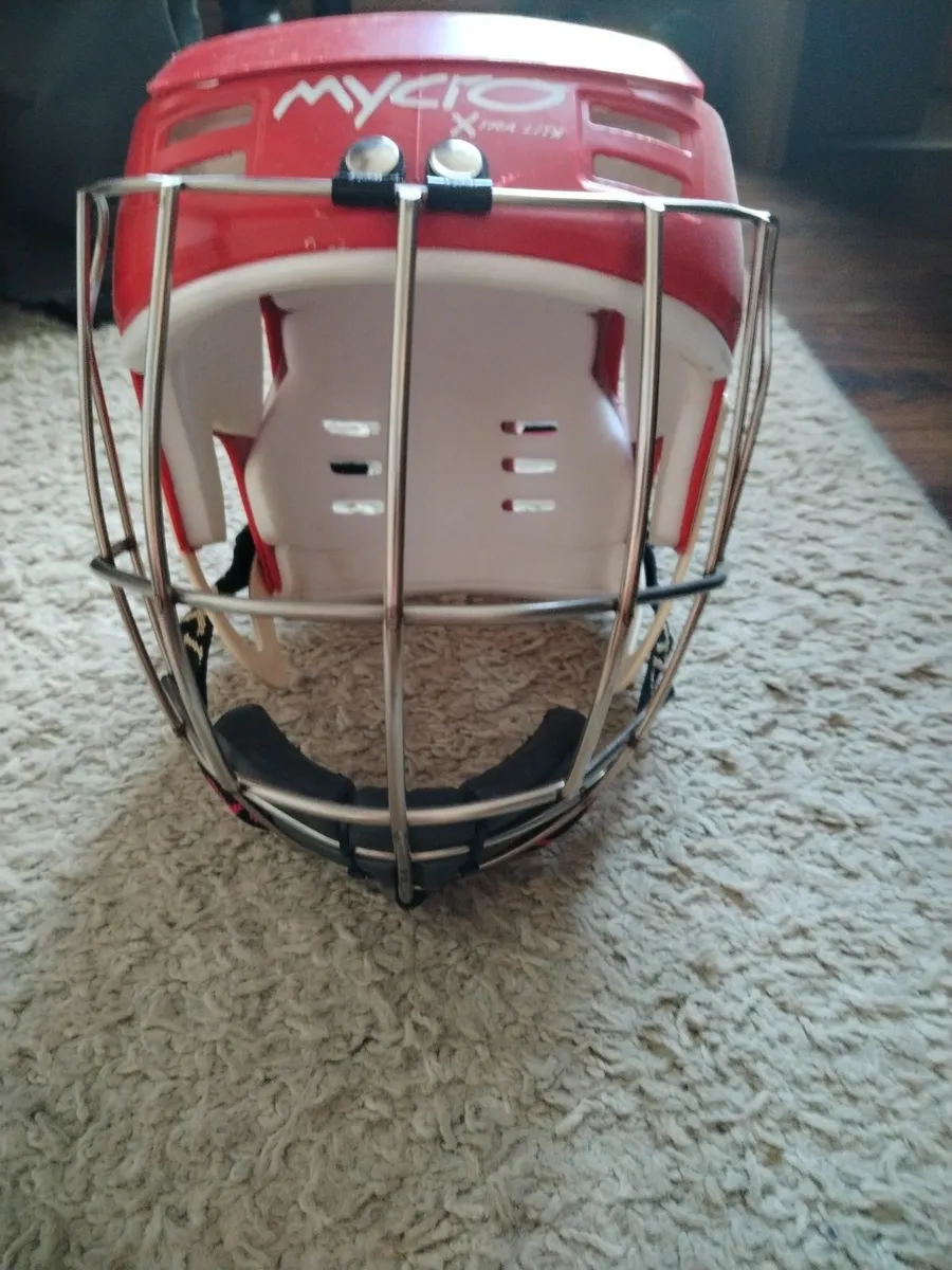 Hurling helmet - Image 3