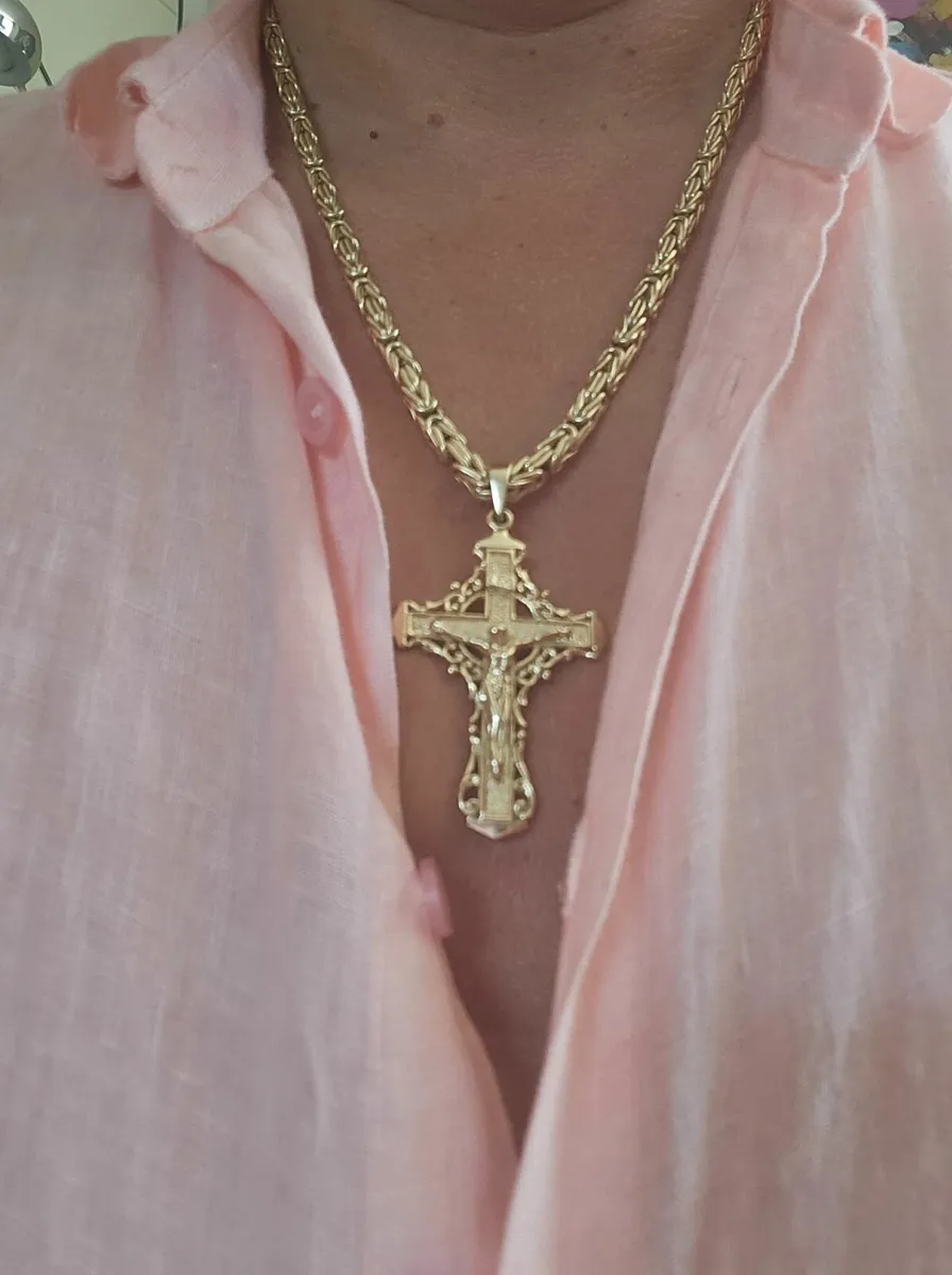 Gold chain and cross - Image 1