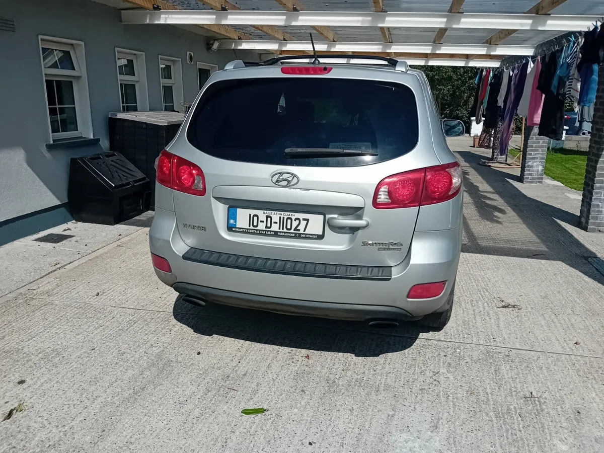 Hyundai Santa Fe 2010 - Image 2