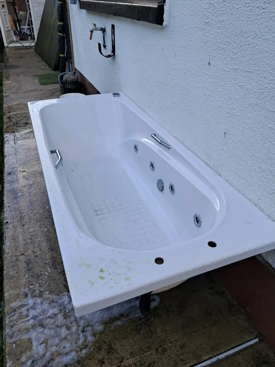 TABLE & 4 CHAIRS. 8 TV's AS JAZUCCI SHOWER PUMPS - Image 1