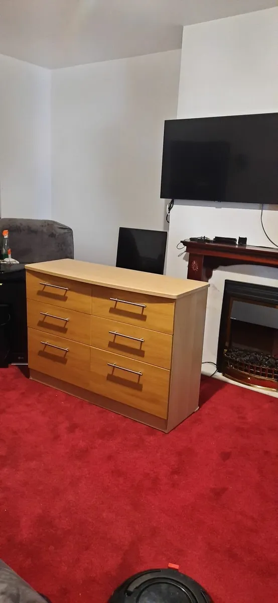 TABLE & 4 CHAIRS. 8 TV's AS JAZUCCI SHOWER PUMPS - Image 4