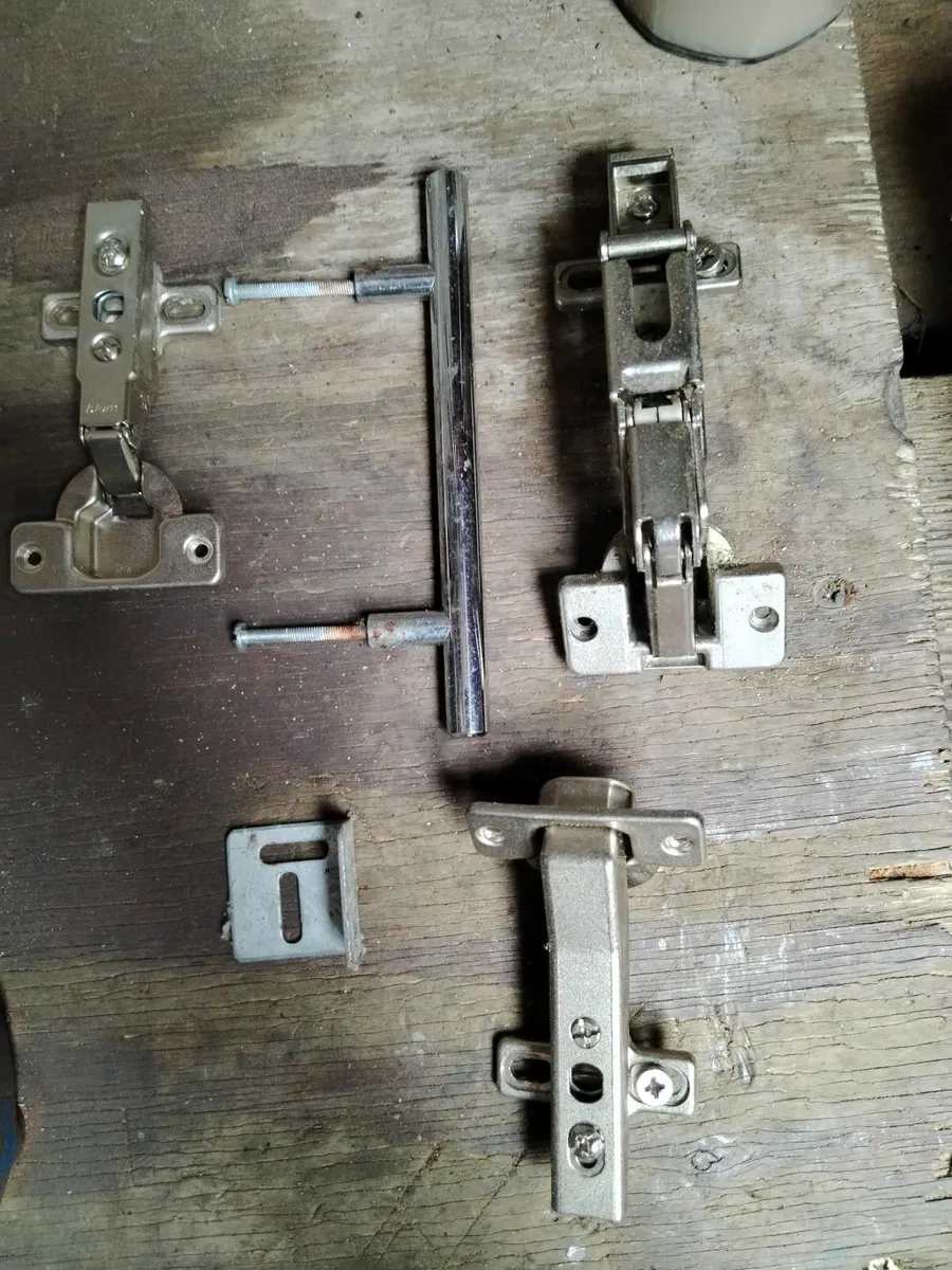 Cabinet hinges and door knobs - Image 1