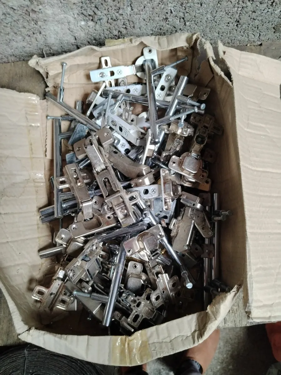 Cabinet hinges and door knobs - Image 2