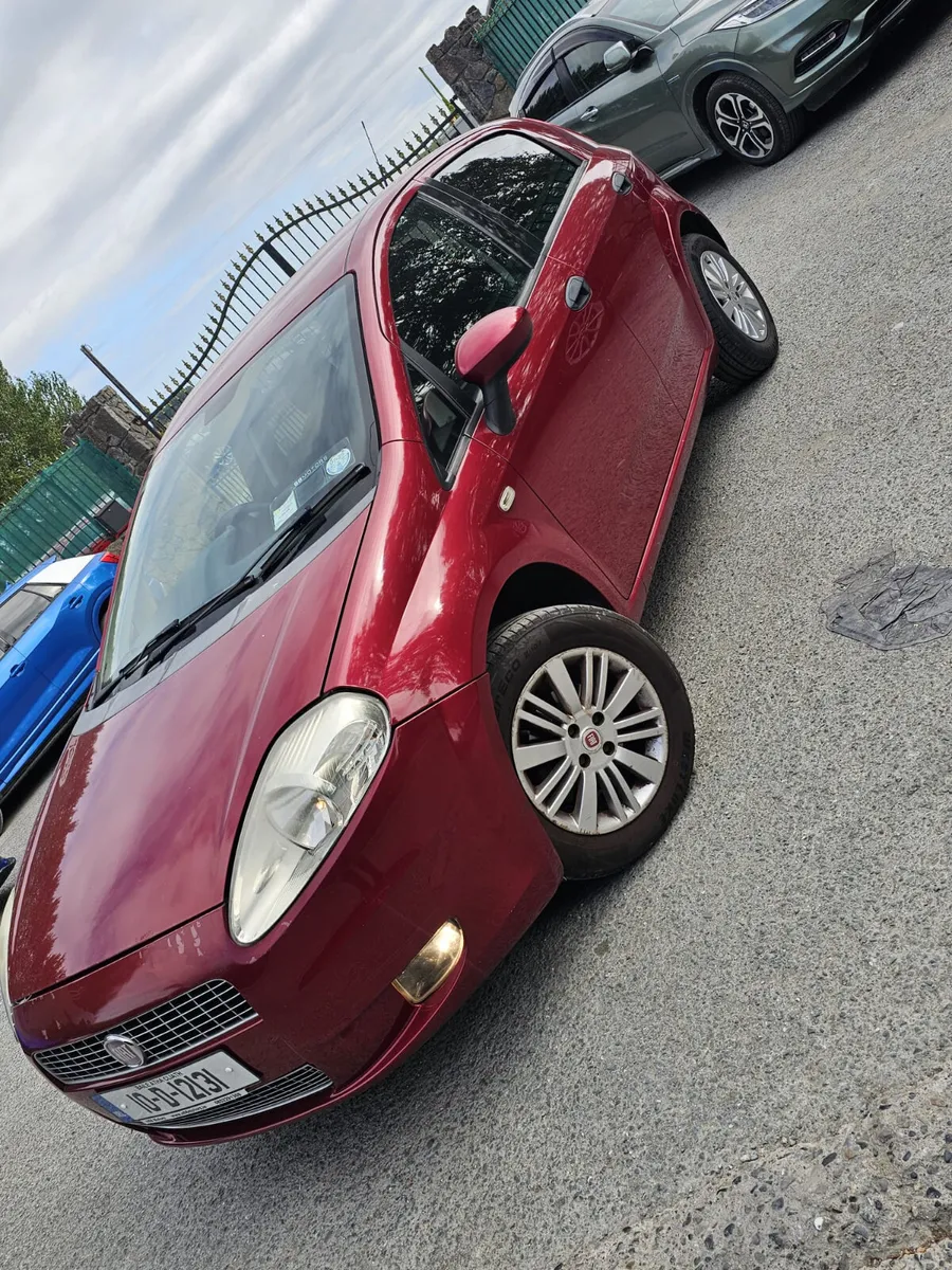 Fiat Punto 2010 sport €2222 no offers low miles - Image 4