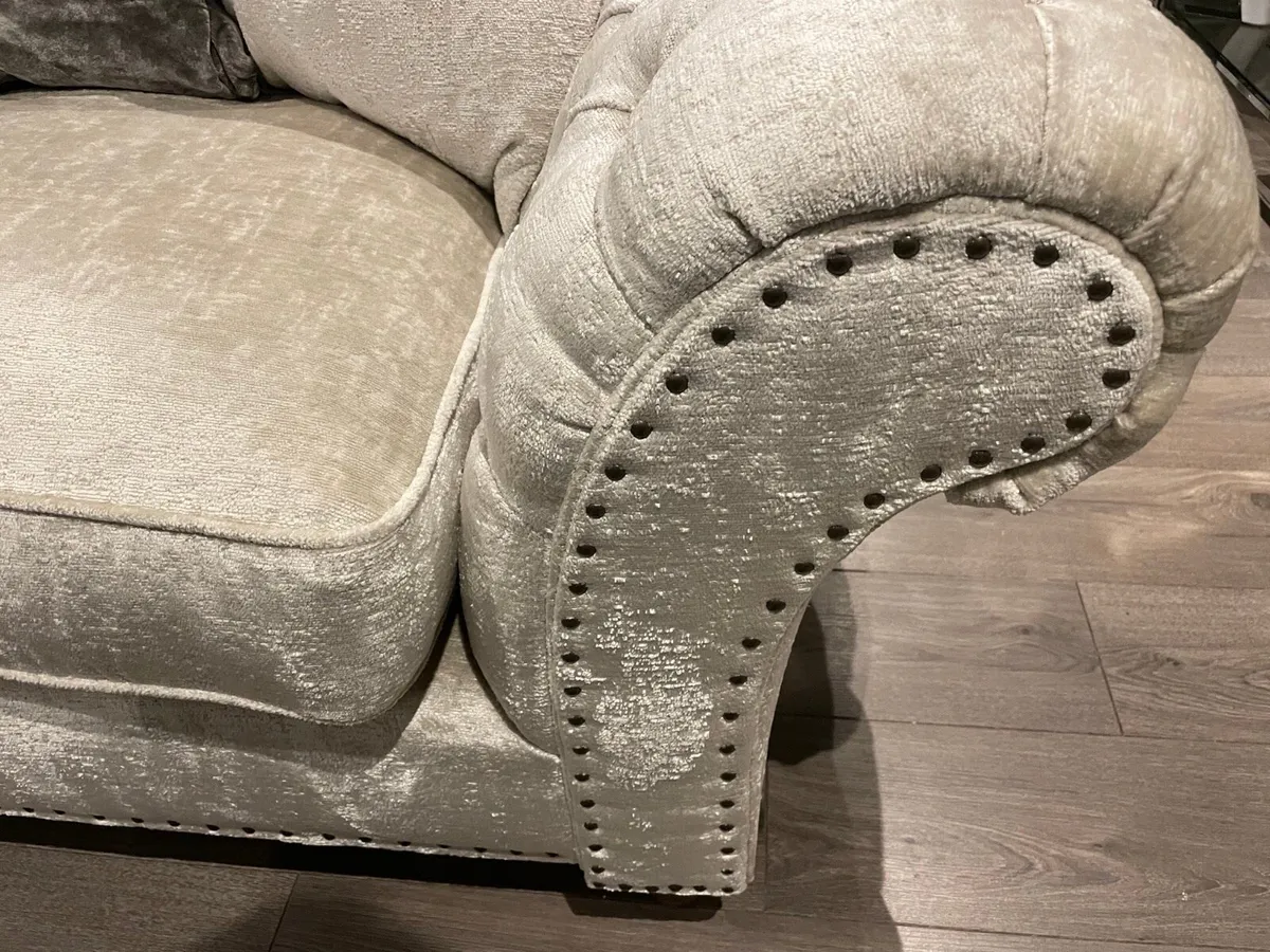 Westbridge button sofa brand new for quick sale - Image 3
