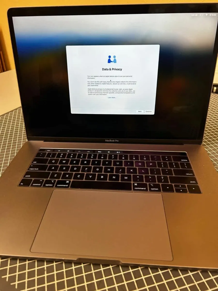 2018 MacBook Pro 15 inch 2.2 i7 16GB 256GB Radeon - Image 1