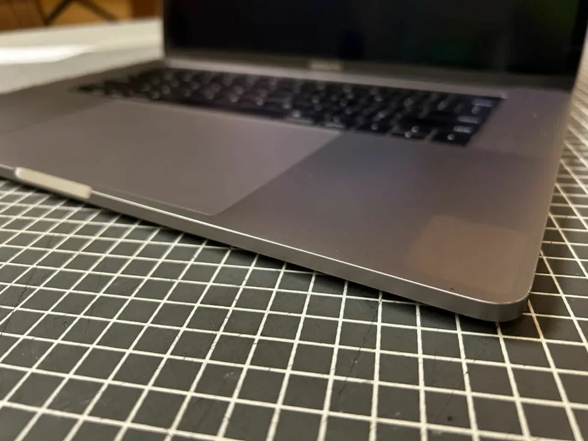 2018 MacBook Pro 15 inch 2.2 i7 16GB 256GB Radeon - Image 2