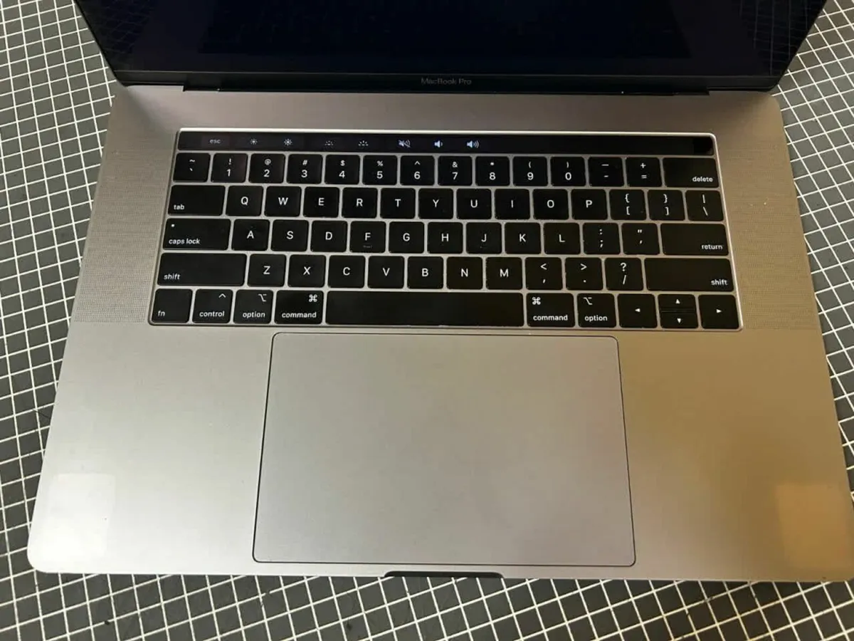 2018 MacBook Pro 15 inch 2.2 i7 16GB 256GB Radeon - Image 3