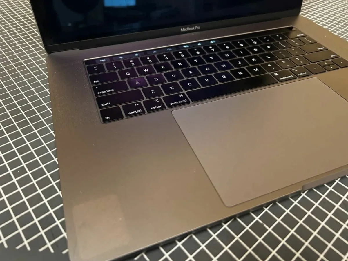 2018 MacBook Pro 15 inch 2.2 i7 16GB 256GB Radeon - Image 4