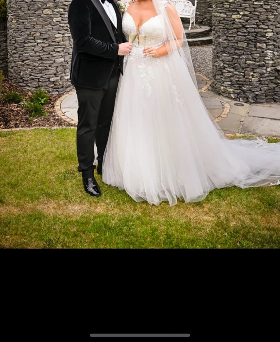 Wedding dress & Veil - Image 2