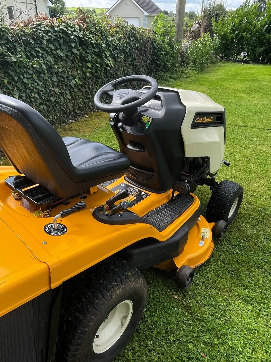 Cub Cadet ride on lawnmower - Image 3